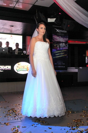 Koszykarki w strojach ślubnych (zdjęcia)