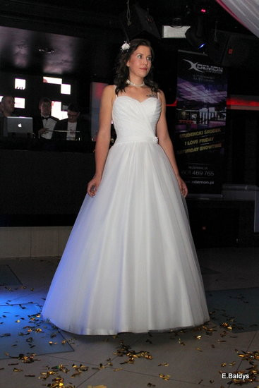 Koszykarki w strojach ślubnych (zdjęcia)