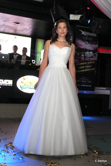 Koszykarki w strojach ślubnych (zdjęcia)