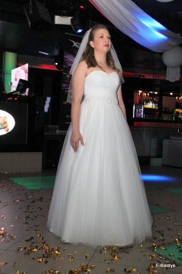 Koszykarki w strojach ślubnych (zdjęcia)