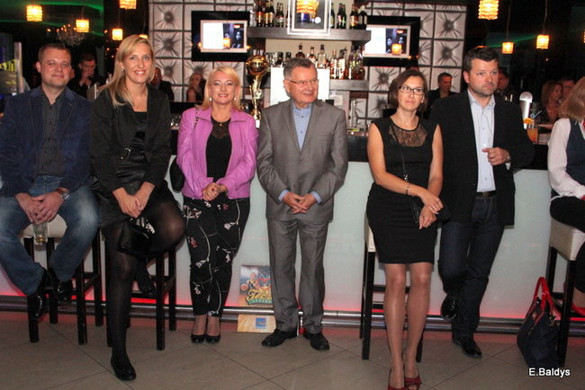 Koszykarki w strojach ślubnych (zdjęcia)