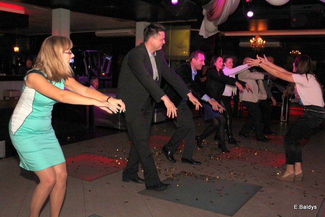 Koszykarki w strojach ślubnych (zdjęcia)