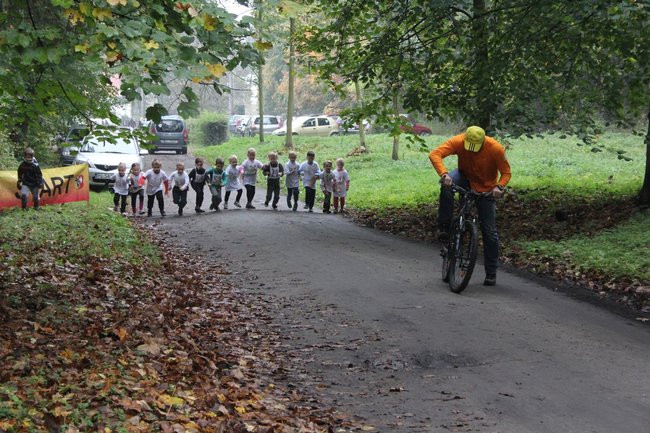 Rodzinne biegi w Karczmie Borowej (zdjęcia)