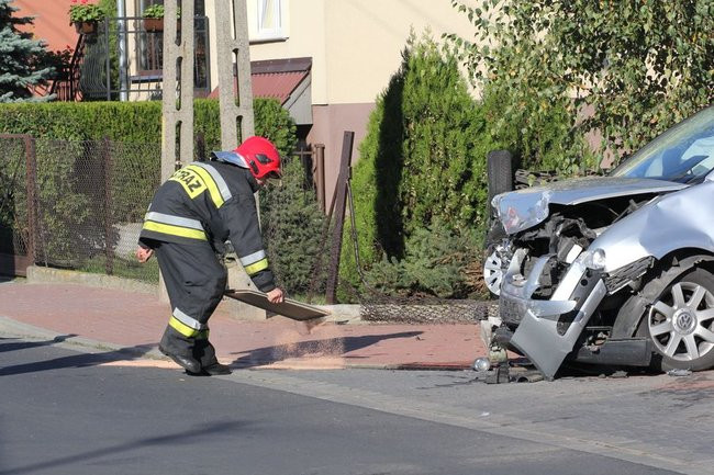 Zderzenie aut na Zatorzu. Kierujące trafiły do szpitala  (zdjęcia)