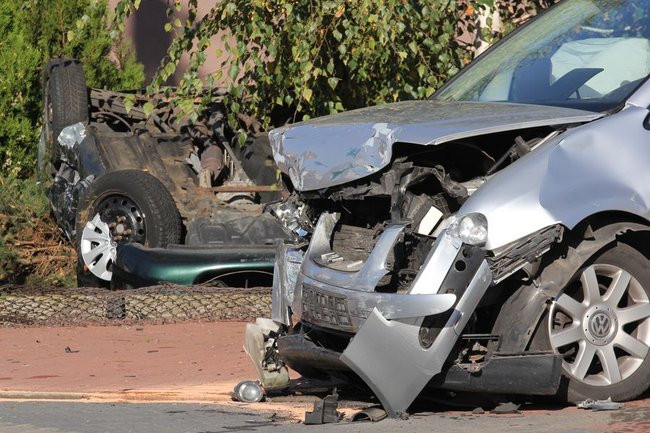 Zderzenie aut na Zatorzu. Kierujące trafiły do szpitala  (zdjęcia)