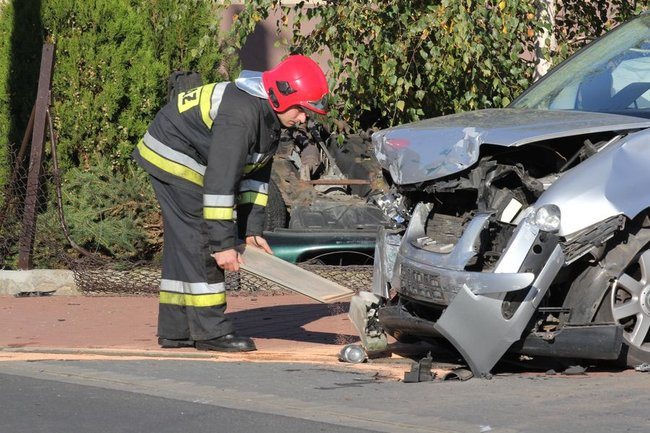 Zderzenie aut na Zatorzu. Kierujące trafiły do szpitala  (zdjęcia)
