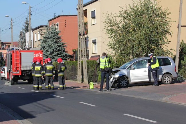 Zderzenie aut na Zatorzu. Kierujące trafiły do szpitala  (zdjęcia)