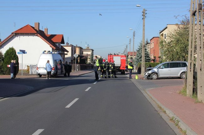 Zderzenie aut na Zatorzu. Kierujące trafiły do szpitala  (zdjęcia)