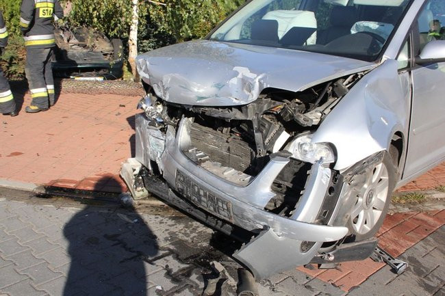 Zderzenie aut na Zatorzu. Kierujące trafiły do szpitala  (zdjęcia)