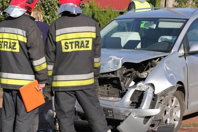 Zderzenie aut na Zatorzu. Kierujące trafiły do szpitala  (zdjęcia)