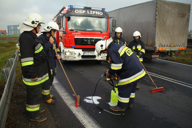Rozlała się substancja ropopochodna (zdjęcia)