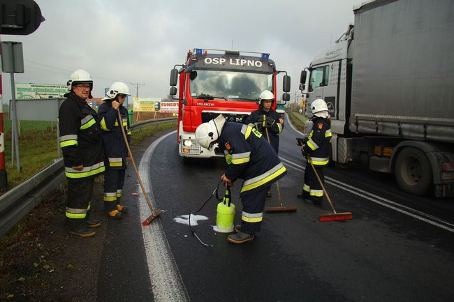 Rozlała się substancja ropopochodna (zdjęcia)