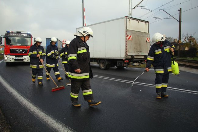Rozlała się substancja ropopochodna (zdjęcia)