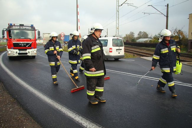Rozlała się substancja ropopochodna (zdjęcia)