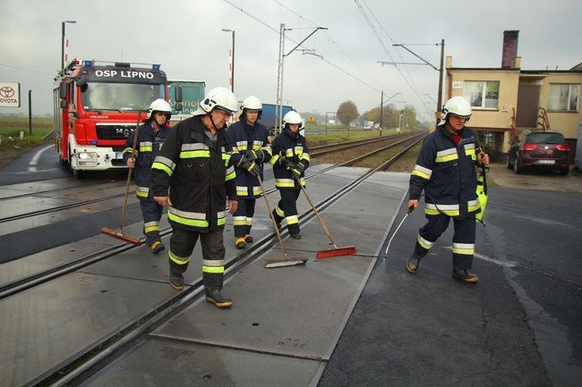 Rozlała się substancja ropopochodna (zdjęcia)