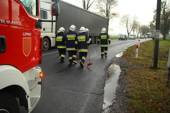 Rozlała się substancja ropopochodna (zdjęcia)