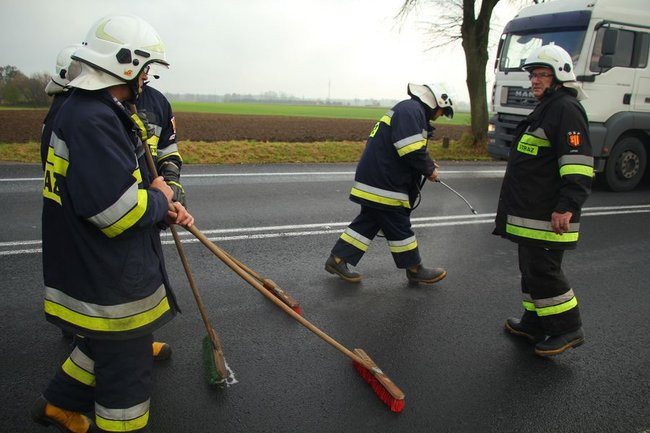Rozlała się substancja ropopochodna (zdjęcia)