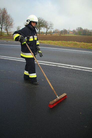 Rozlała się substancja ropopochodna (zdjęcia)