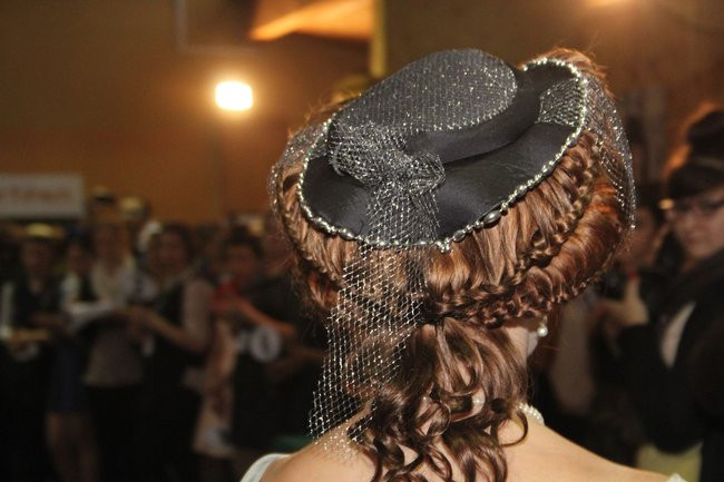 Historyczne fryzury w ZSOŚ (zdjęcia)