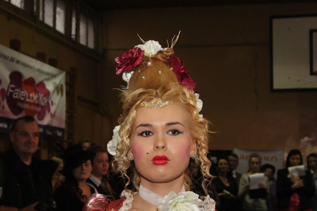 Historyczne fryzury w ZSOŚ (zdjęcia)