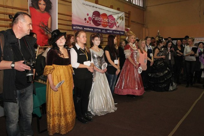 Historyczne fryzury w ZSOŚ (zdjęcia)