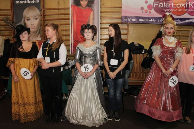 Historyczne fryzury w ZSOŚ (zdjęcia)