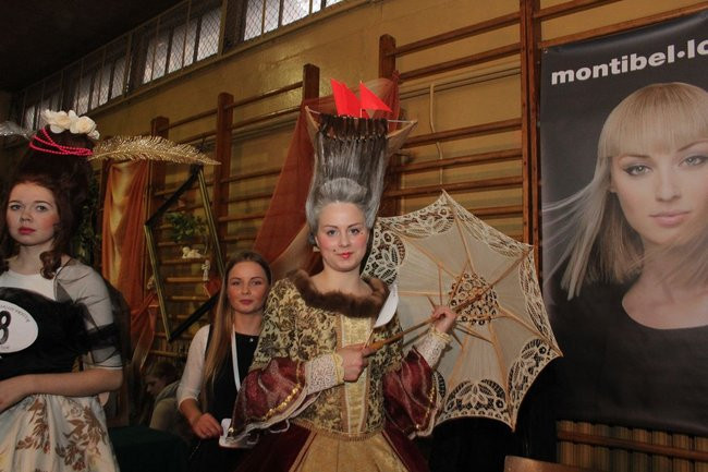 Historyczne fryzury w ZSOŚ (zdjęcia)