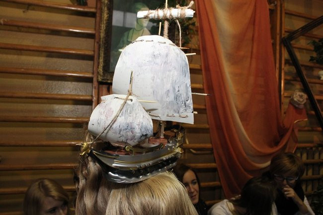 Historyczne fryzury w ZSOŚ (zdjęcia)