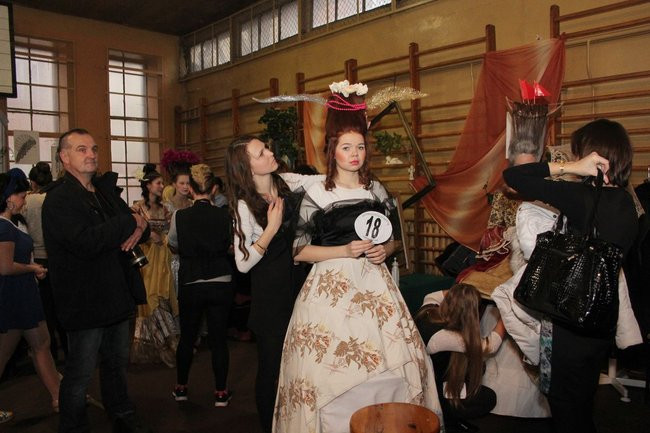 Historyczne fryzury w ZSOŚ (zdjęcia)