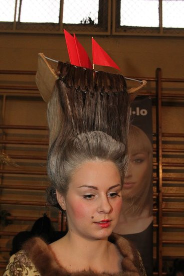 Historyczne fryzury w ZSOŚ (zdjęcia)