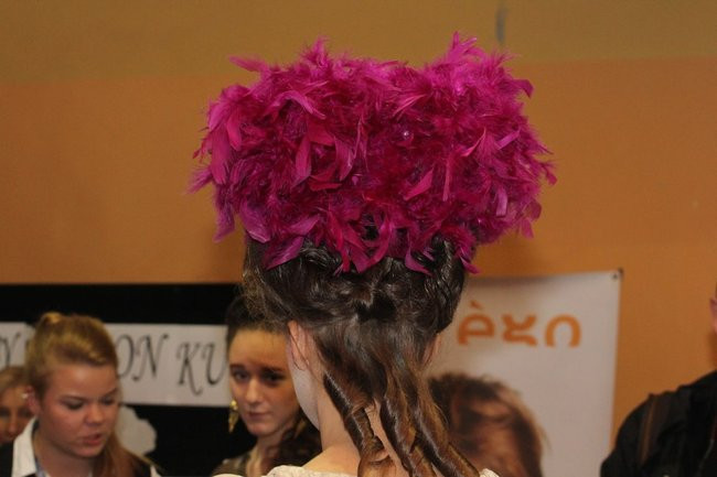 Historyczne fryzury w ZSOŚ (zdjęcia)