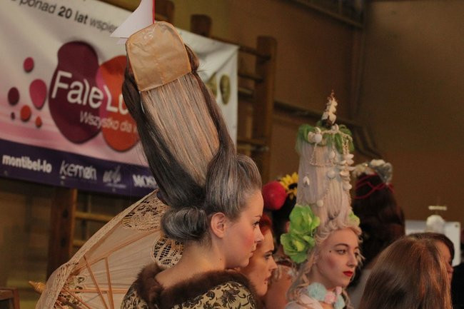 Historyczne fryzury w ZSOŚ (zdjęcia)