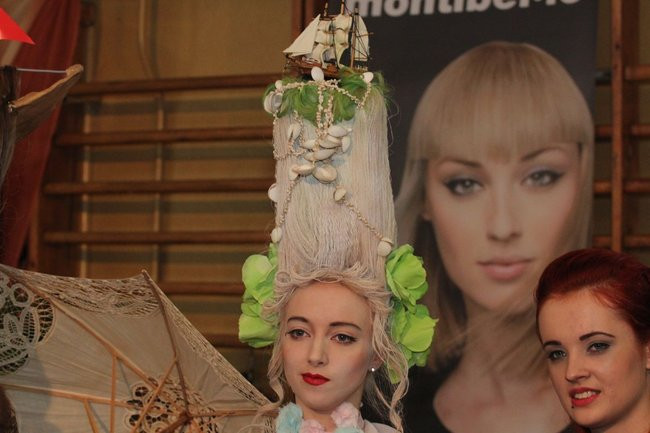 Historyczne fryzury w ZSOŚ (zdjęcia)