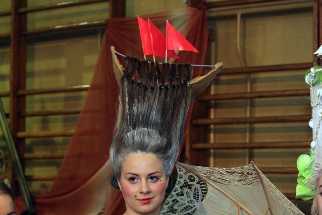 Historyczne fryzury w ZSOŚ (zdjęcia)