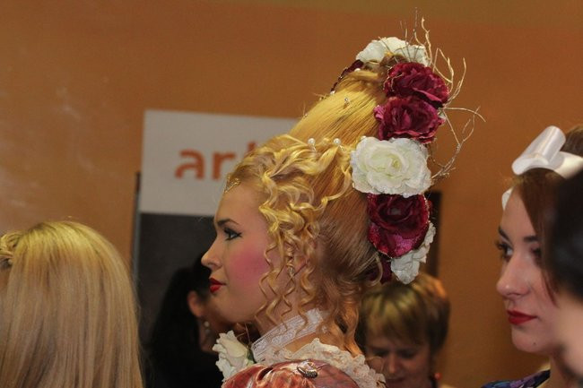 Historyczne fryzury w ZSOŚ (zdjęcia)