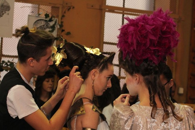 Historyczne fryzury w ZSOŚ (zdjęcia)