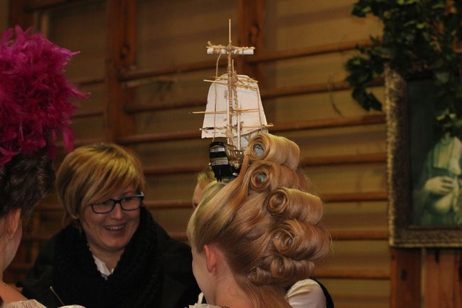 Historyczne fryzury w ZSOŚ (zdjęcia)