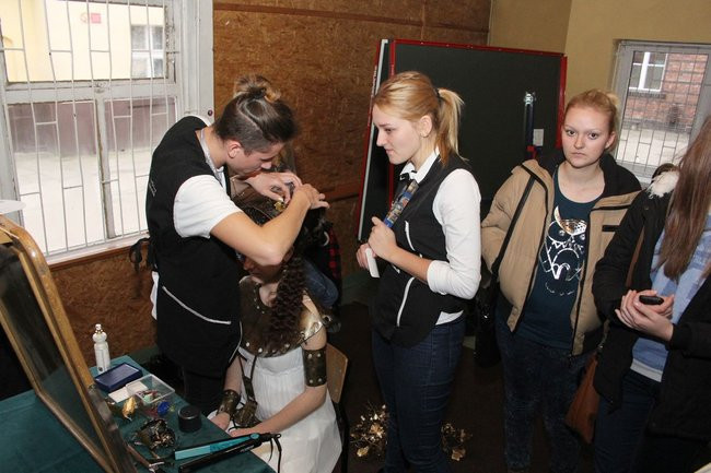 Historyczne fryzury w ZSOŚ (zdjęcia)