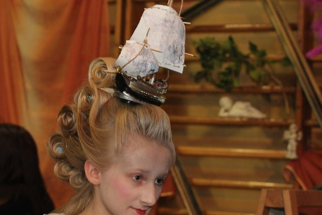 Historyczne fryzury w ZSOŚ (zdjęcia)