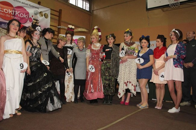 Historyczne fryzury w ZSOŚ (zdjęcia)