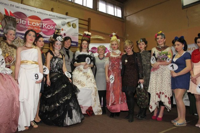 Historyczne fryzury w ZSOŚ (zdjęcia)