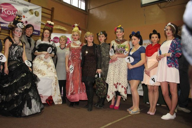 Historyczne fryzury w ZSOŚ (zdjęcia)