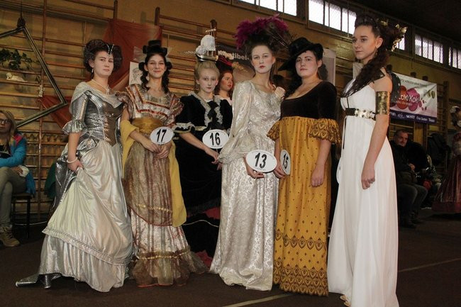 Historyczne fryzury w ZSOŚ (zdjęcia)