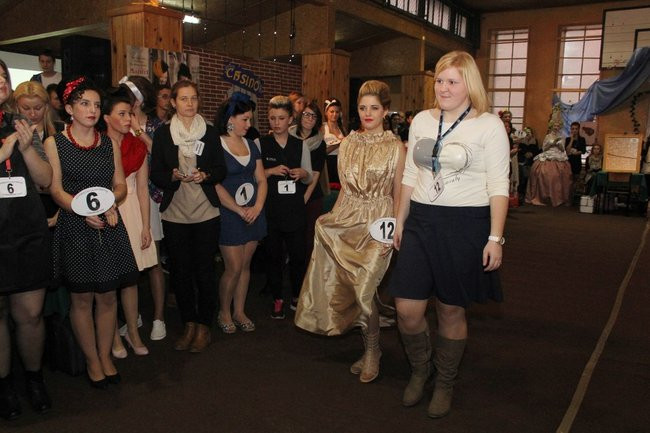 Historyczne fryzury w ZSOŚ (zdjęcia)