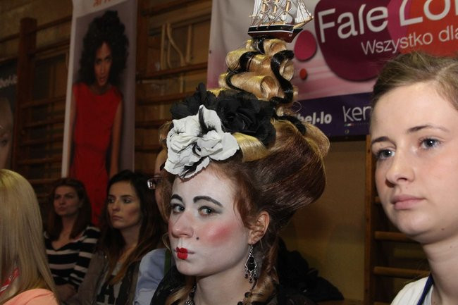 Historyczne fryzury w ZSOŚ (zdjęcia)