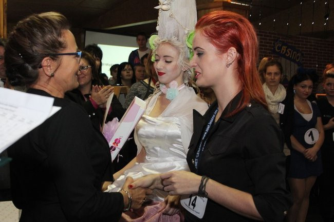 Historyczne fryzury w ZSOŚ (zdjęcia)