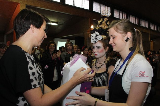 Historyczne fryzury w ZSOŚ (zdjęcia)