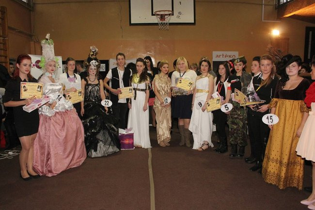 Historyczne fryzury w ZSOŚ (zdjęcia)