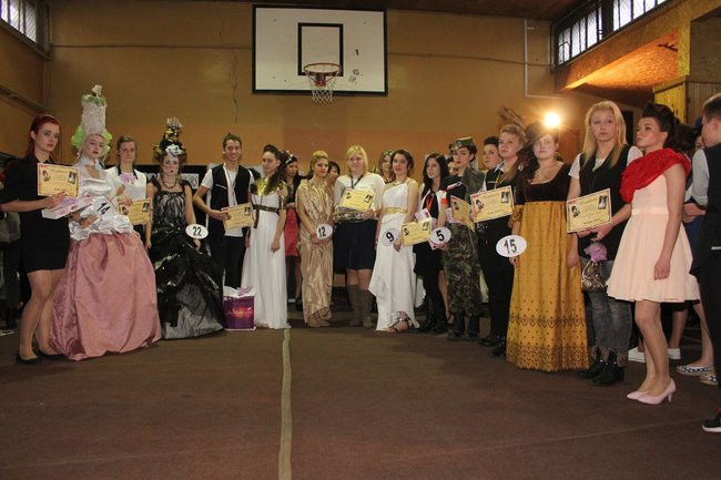 Historyczne fryzury w ZSOŚ (zdjęcia)