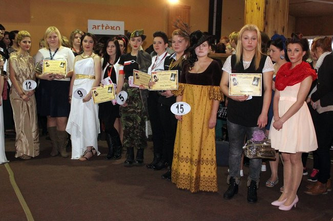 Historyczne fryzury w ZSOŚ (zdjęcia)